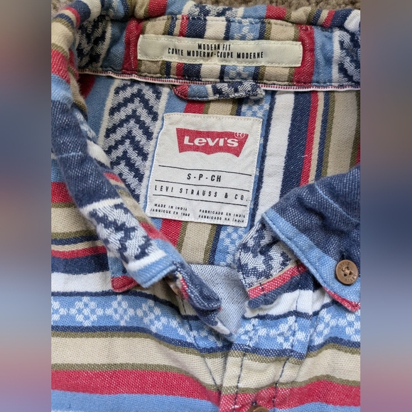 Levi's Pattern Button-Down Shirt 🌻 - Picture 4 of 6